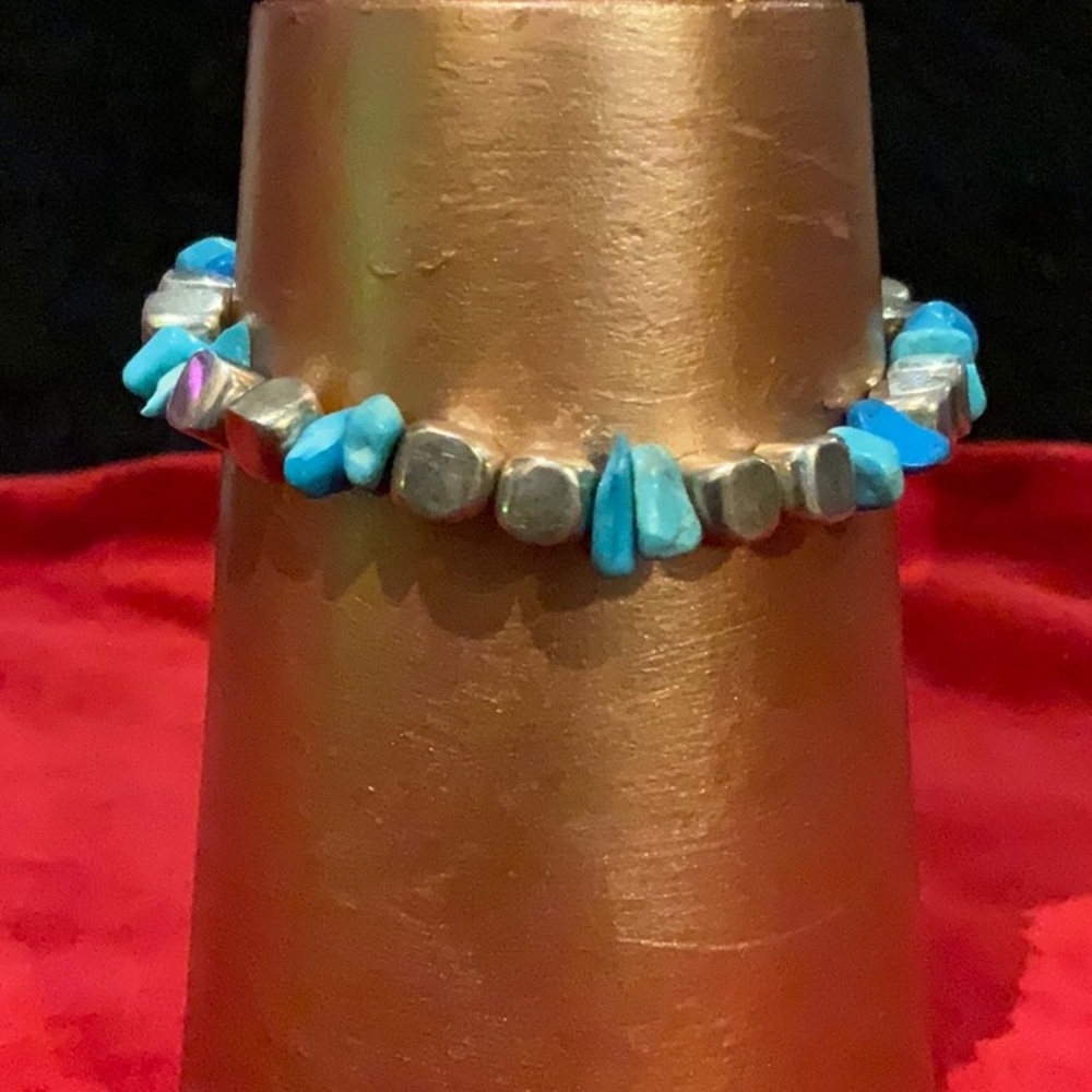 ARTIST MADE SILVER AND TURQUOISE CHARM BRACELET 6” AND WEIGHS 18g